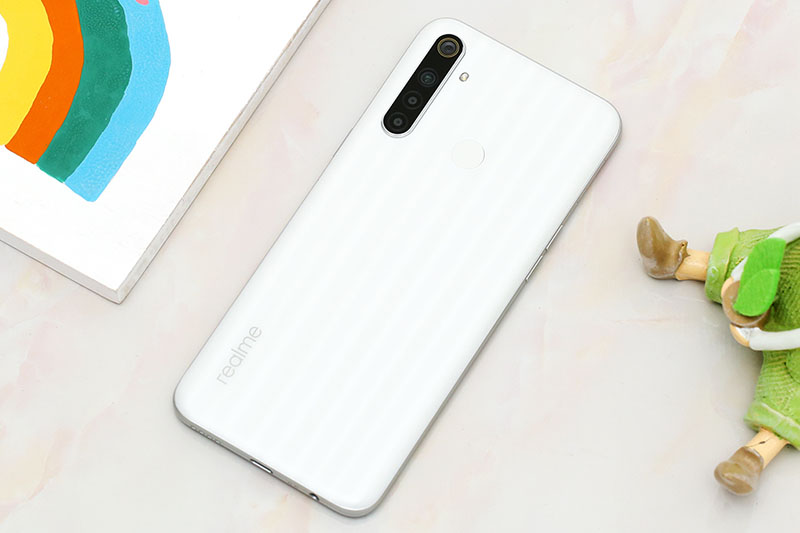 Điện thoại Realme 6i với mặt lưng thiết kế với hiệu ứng vân song song đẹp mắt