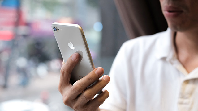 Selfie trên điện thoại iPhone 8