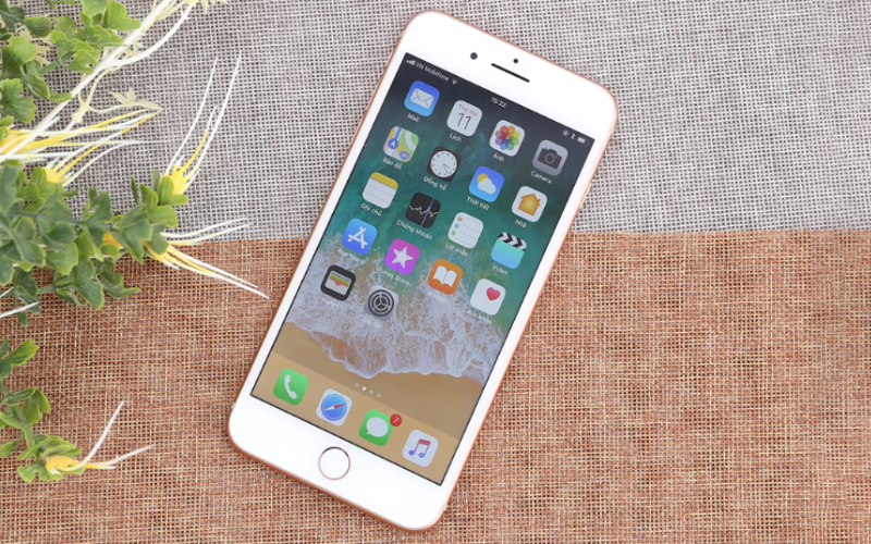 Thiết kế sang trọng, bóng bẩy - iPhone 8 Plus 128GB