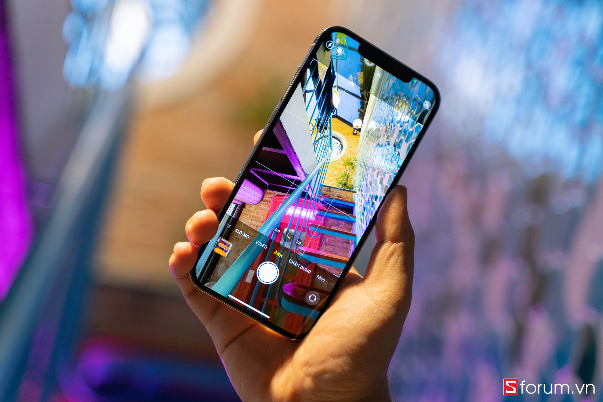 Sforum - Trang thông tin công nghệ mới nhất Đánh giá iPhone 12-pro-max-logo-9 iPhone 12 Pro Max: Thiết kế sang trọng, cấu hình mạnh mẽ và camera ấn tượng