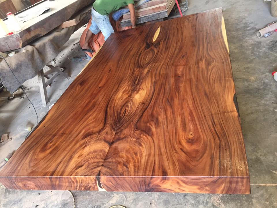 Sập gỗ làm từ gỗ Me Tây có ưu điểm giúp cân bằng không gian ngôi nhà