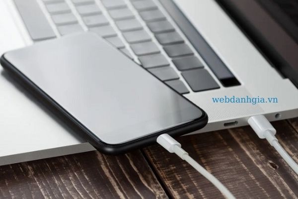 Mẹo sạc pin ngoài sạc không dây trên iphone bạn nên biết Mẹo sạc pin ngoài sạc không dây trên iphone bạn nên biết